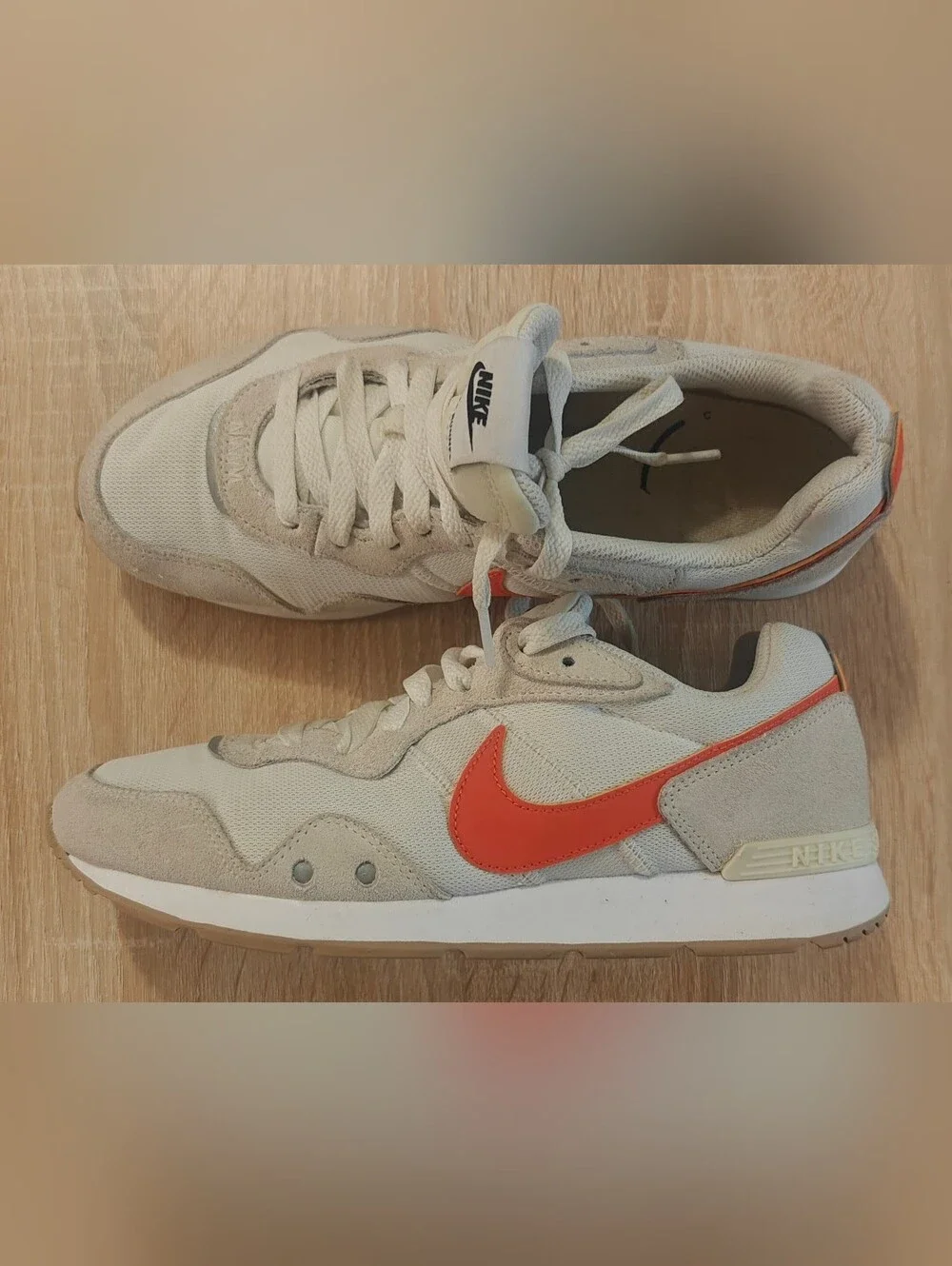 Nike Venture Runner Women’s 7.5 White Rush Orange Suede Retro Sneakers